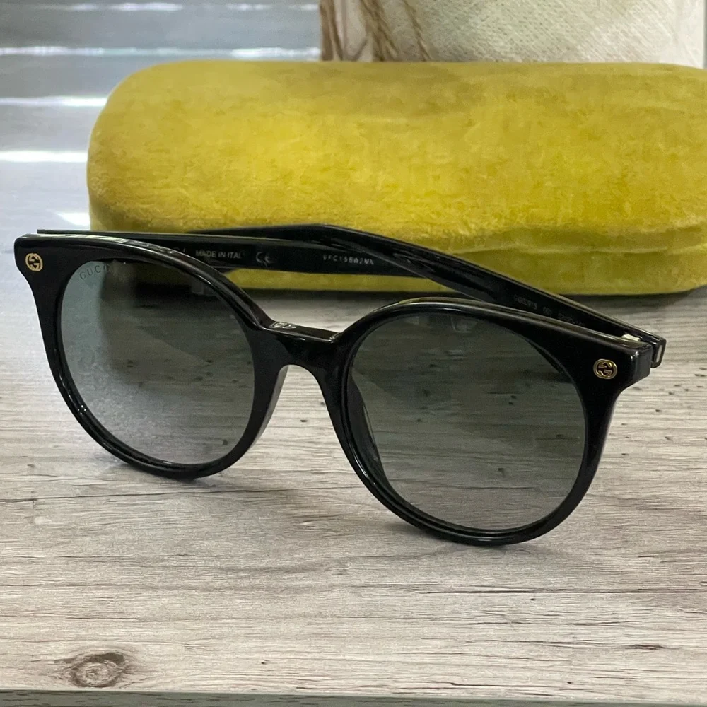 Gucci Elegant Black Sunglasses - Picture 12 of 16